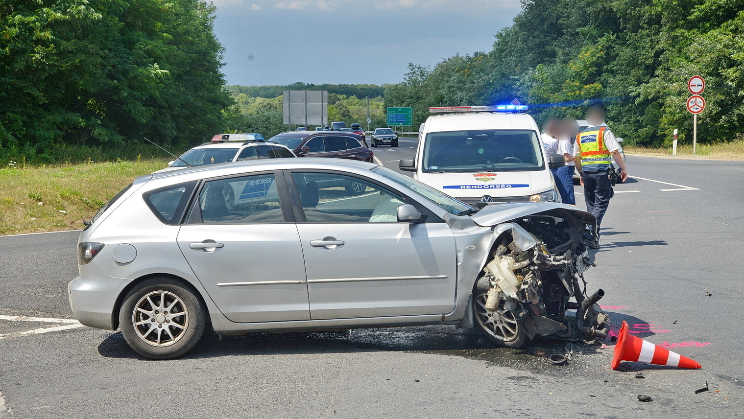 Ford utánfutójába hajtott egy Mazda a 84-esen, Sárvár közelében - 150 métert gurult tovább az utánfutó
