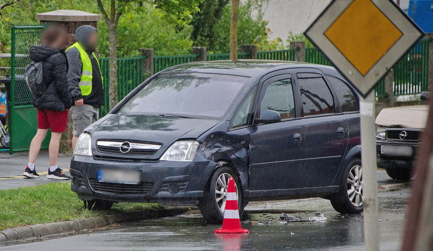 Megcsúszott és parkoló autókat tört össze egy BMW Szombathelyen Fotó: Olvasó