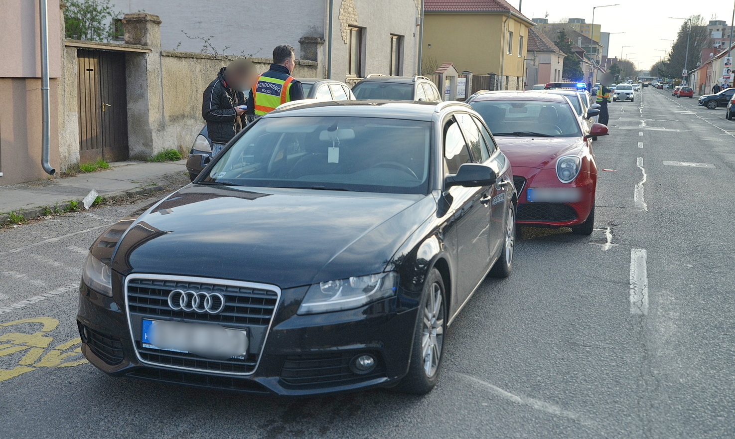 Három autót tolt össze egy Mazda Szombathelyen - Forgalmi okból álltak meg előtte