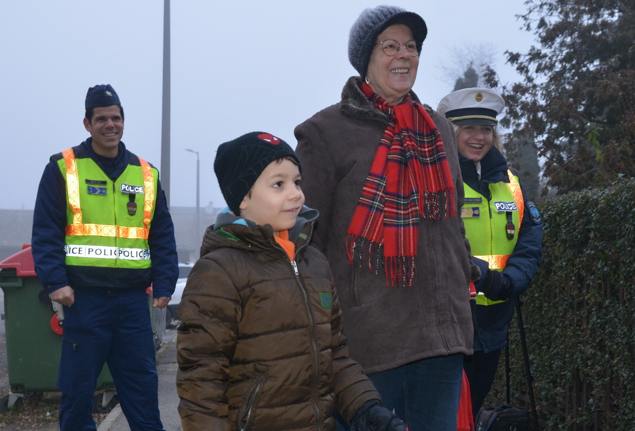 Mikulás és rendőrök várták az óvodásokat Sárváron