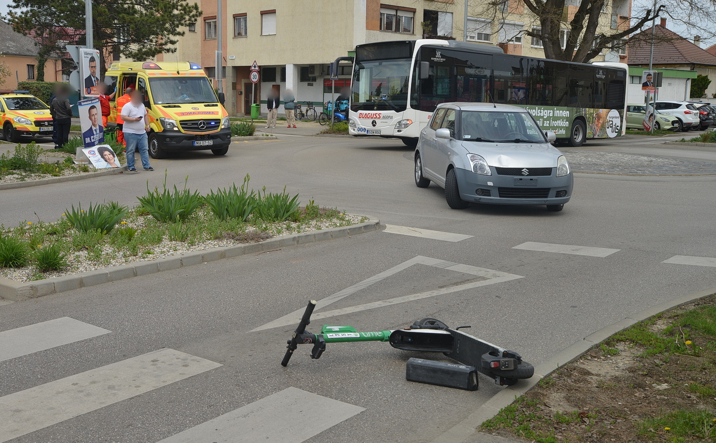 Elektromos rolleres férfit ütött el egy Suzuki a szombathelyi Markusovszky kórháznál lévő  körforgalomban