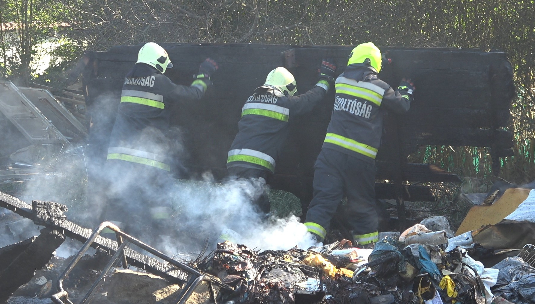 Tűzoltók dolgoznak a leégett Parkerdei háznál, Szombathelyen