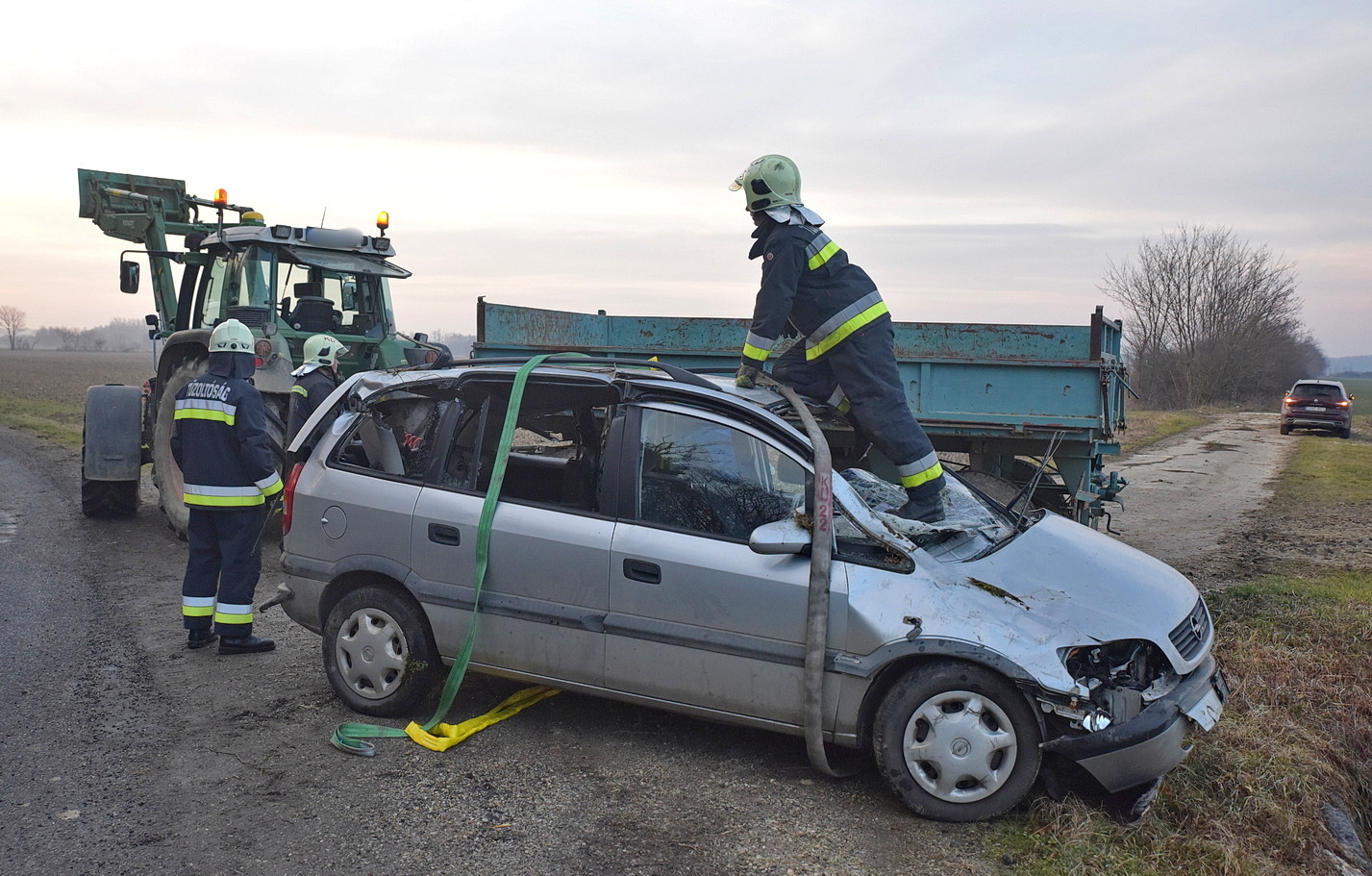 Felborult a kanyarban kisodródó Opel Nemesrempehollós közelében - megsérült a sofőr