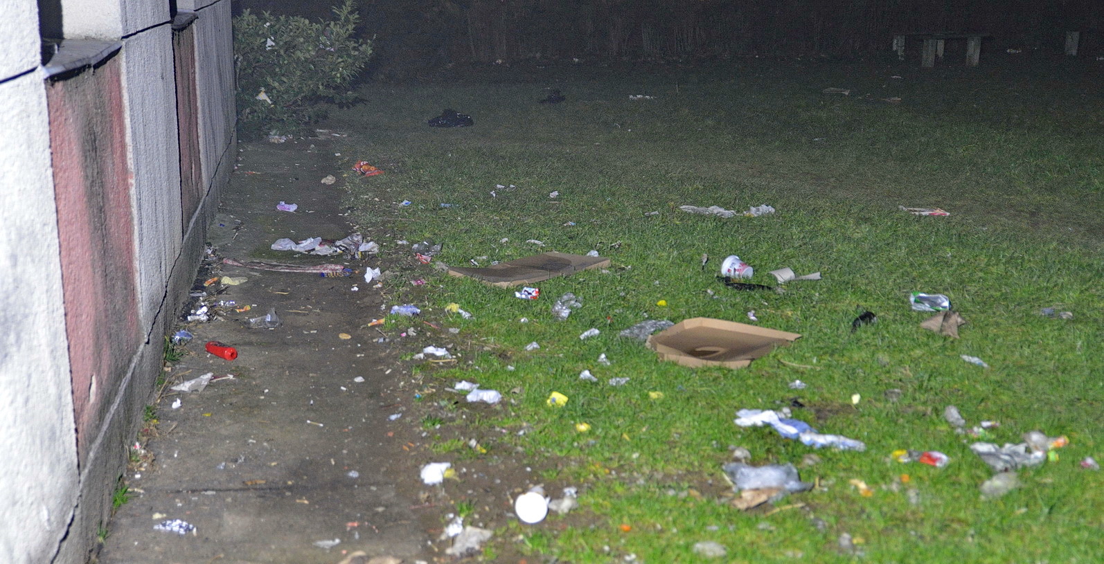 A ház minden oldalán van szemét, hiába gyűjtik össze időnként a hulladékot