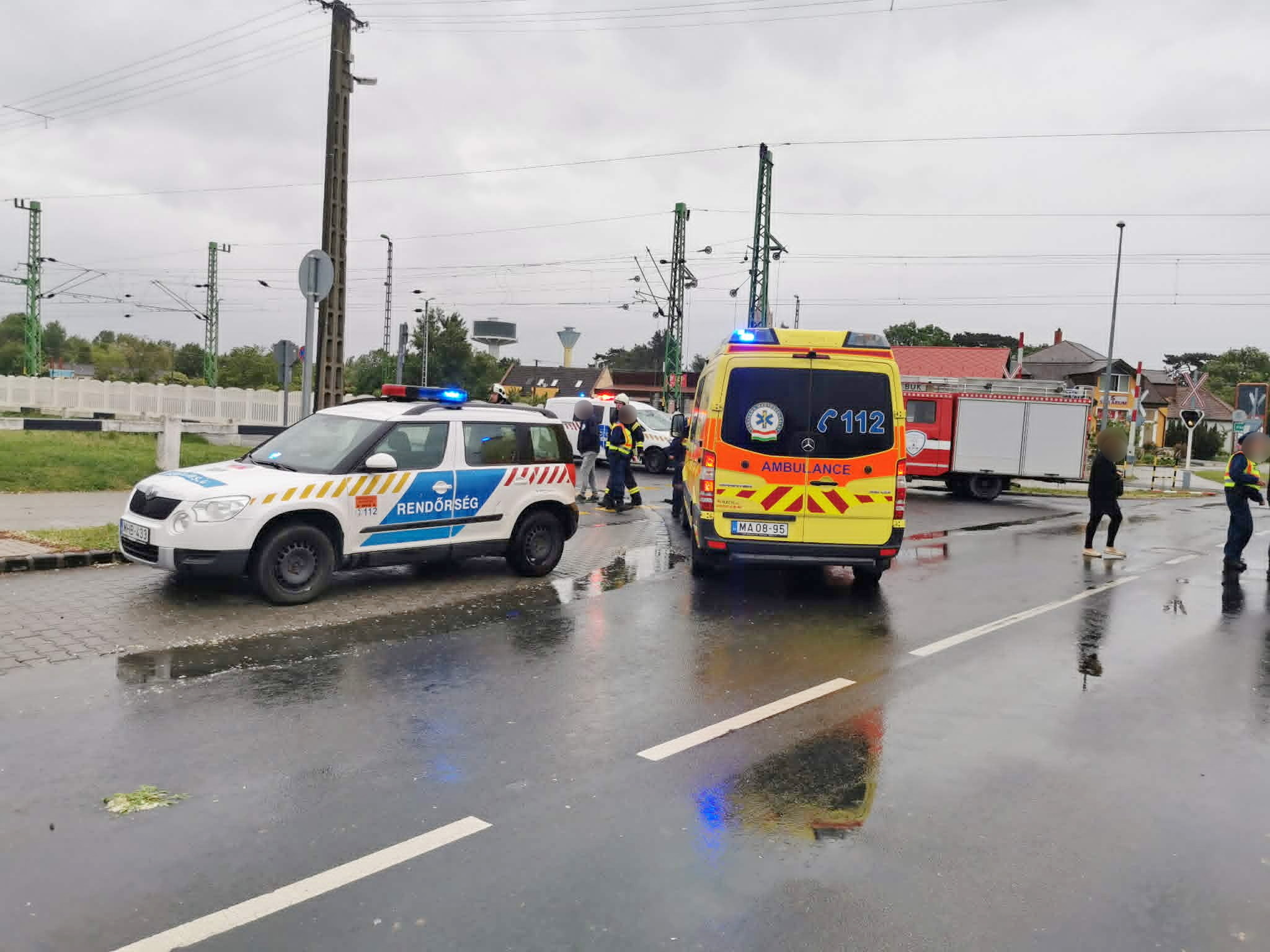 Nagy rombolást végzett egy Audi - a gázra lépett a fék helyett a sofőr