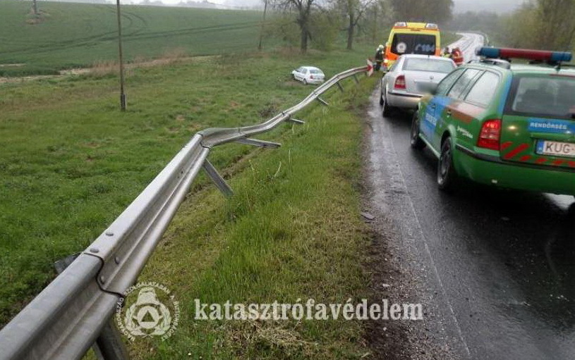 Átszakította a szalagkorlátot és árokba hajtott egy Renault Ozmánbüknél