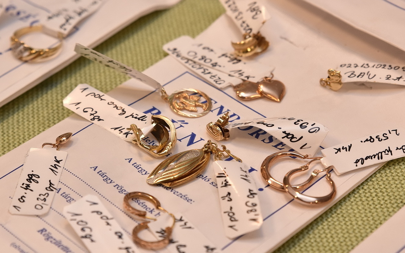 Vádat emelnek az három megyében betörő banda ellen