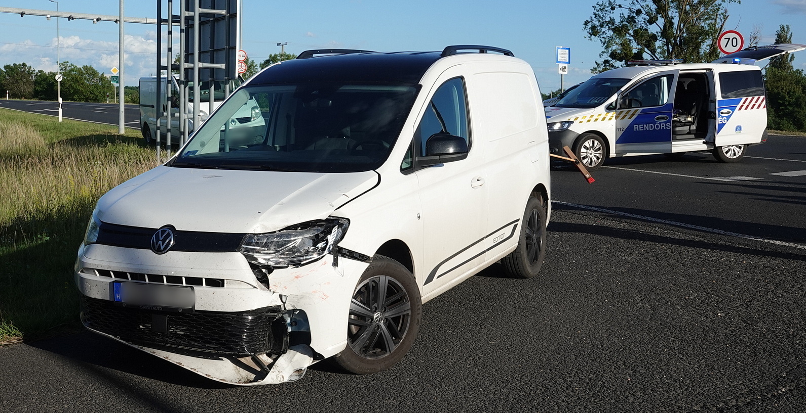 Peugeot robogóval ütközött egy VW furgon a 84-es főúton, Sárvár közelében - súlyosan megsérült a robogós