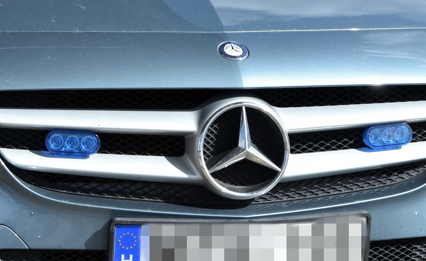 Ha a márkajelzés melletti fények villognak, az általában semmi jót nem jelent a gyorshajtóknak