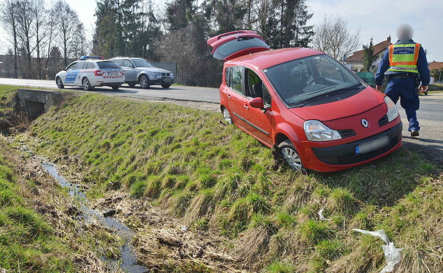 Előzésben lévő utánfutós Fiat elé kanyarodott egy Renault Lukácsháza határában, a 87-es főúton