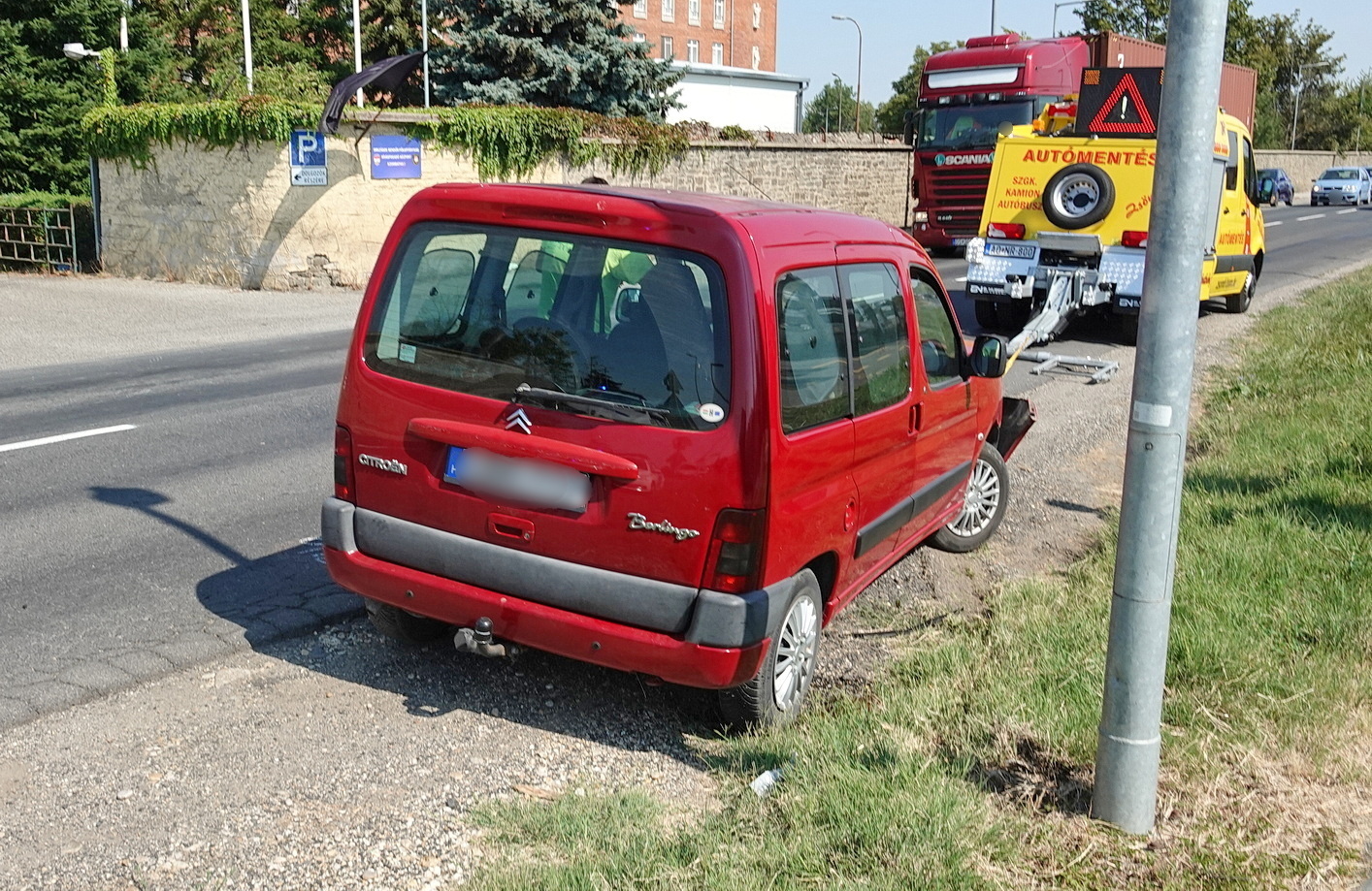 Megálló Toyotának és oszlopnak ütközött egy Citroen Szombathely határában