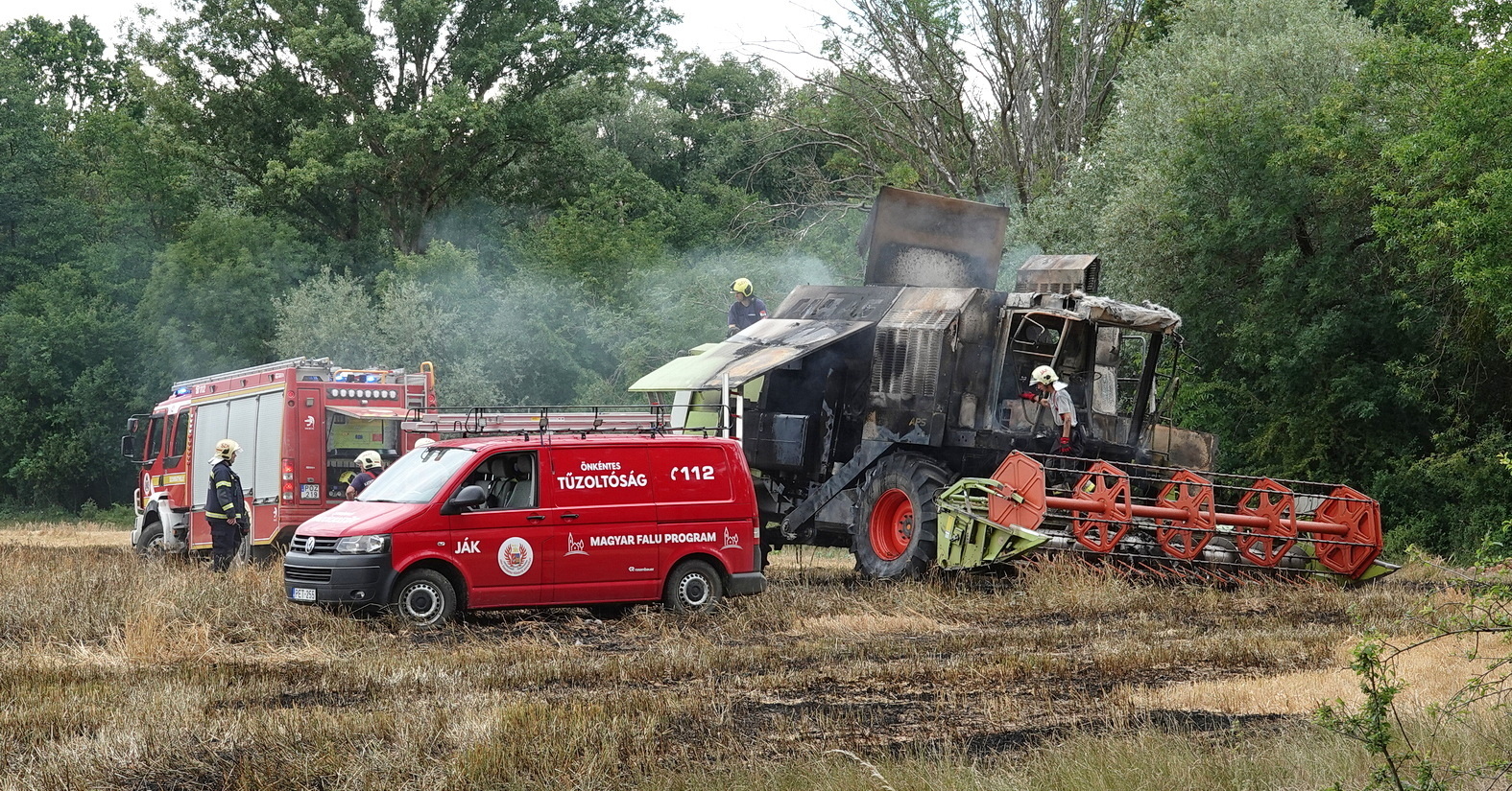 Kigyulladt egy CLAAS kombájn Balogunyomnál, három hektáron égett le az árpa