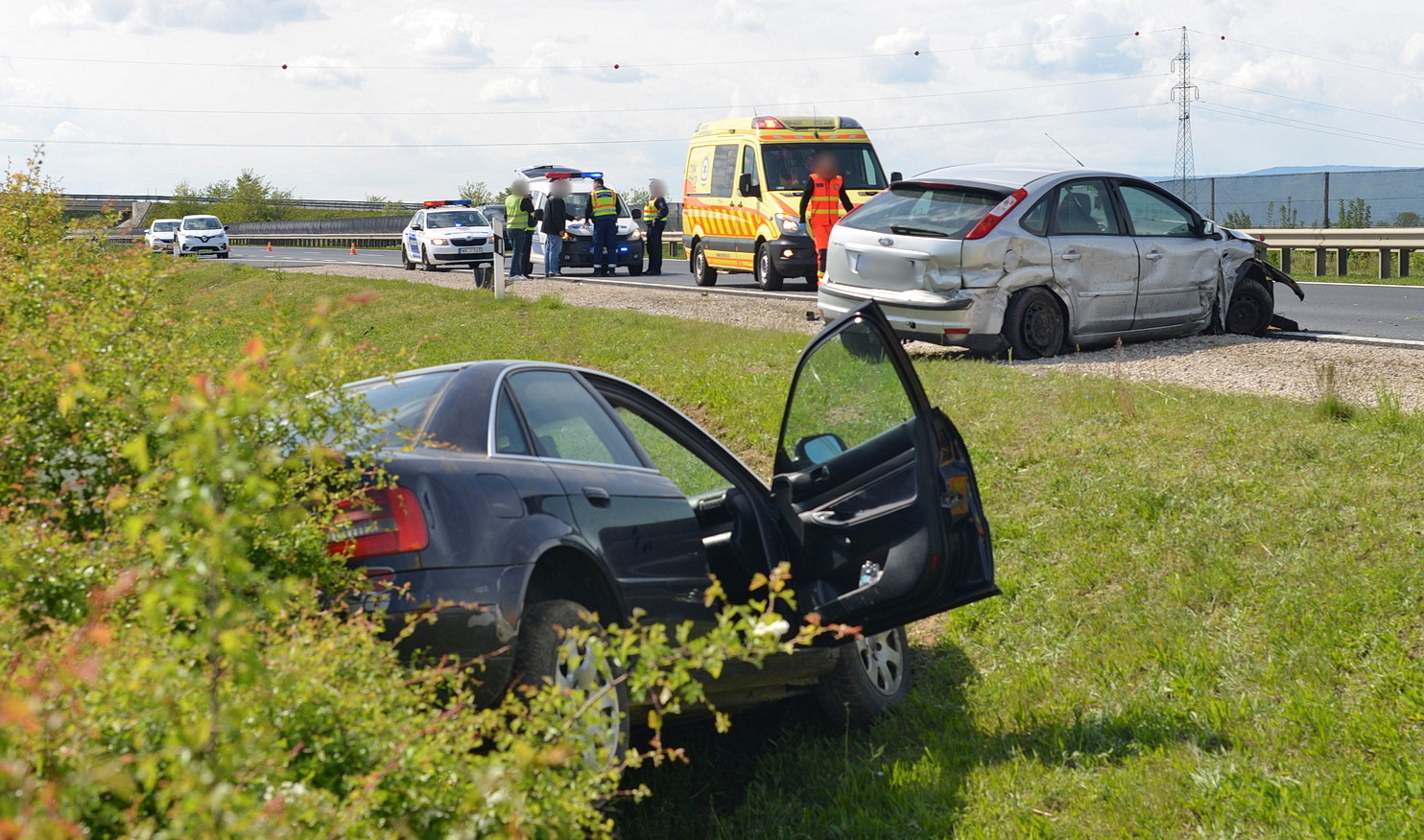 Megpördültek az autók az M86-oson – Ford és Audi ütközött Vép közelében