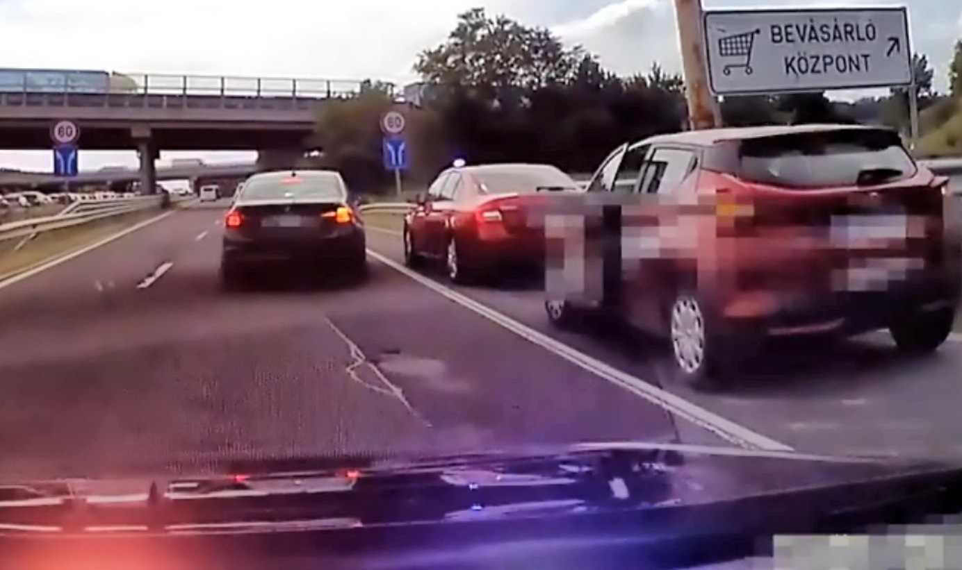 Feltűnő színű, civil jellegű rendőrautó