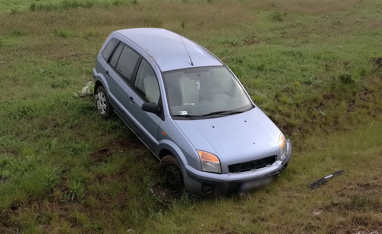 Lehajtott a töltésről egy Ford az M86 autóúton 5.