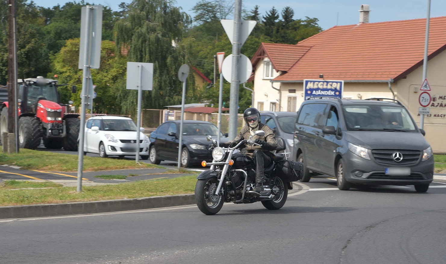 Torlódás alakult ki a körforgalomban történt baleset miatt