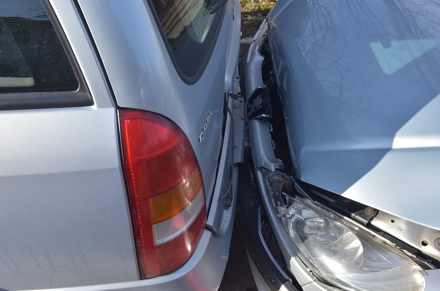 Három parkoló autót tolt össze egy BMW Szombathelyen, a Jókai Mór utcában