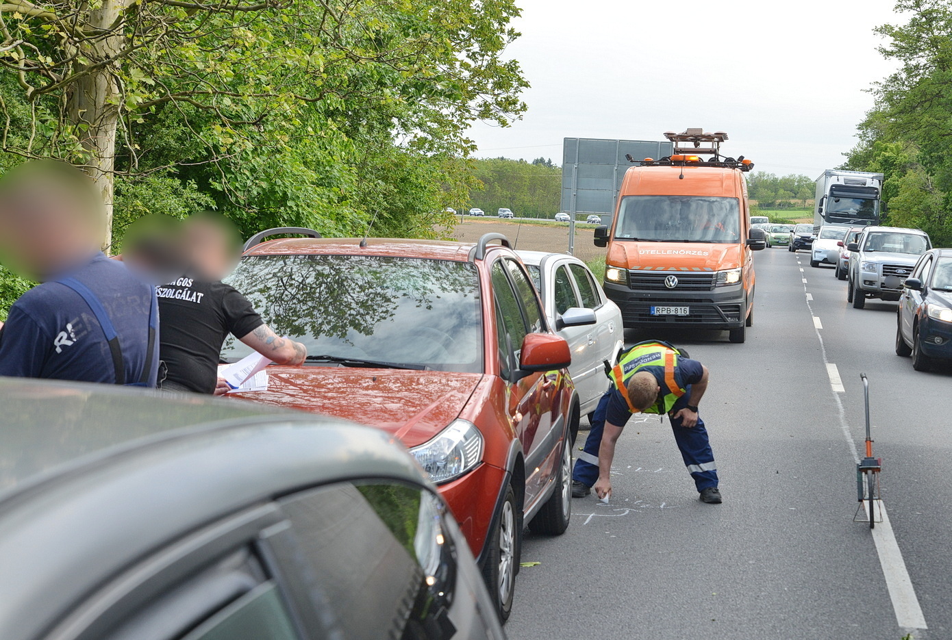 Opel tolt Suzukit egy Lanciának Balogunyomnál, a 86-os főúton