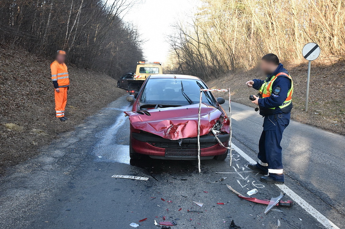 Teherautóba rohant egy Peugeot Tömörd közelében