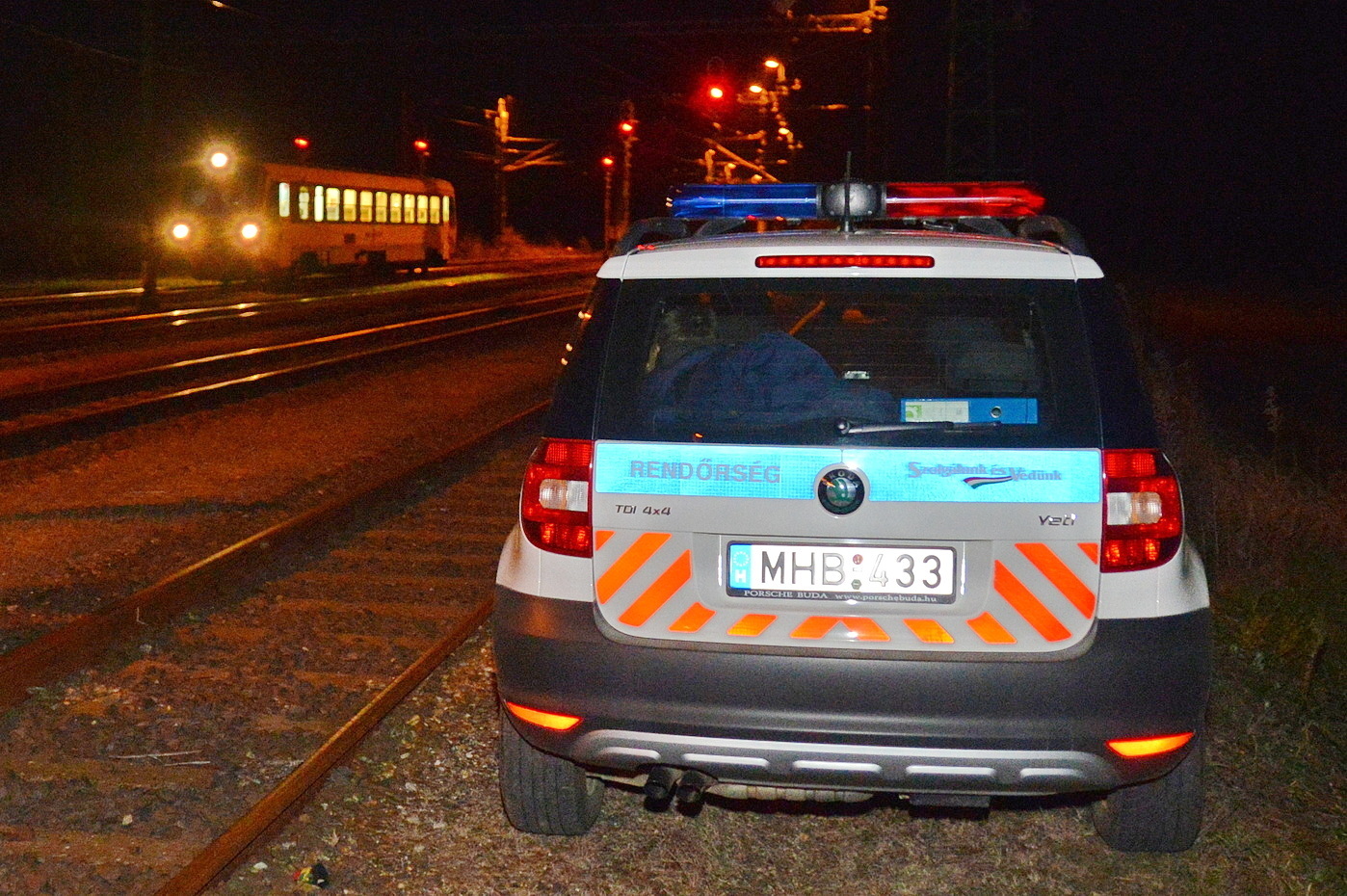 A kép illusztráció. Az életveszélyesen megsérült diák társa ül egy rendőrautóban, 2013. októberében Fotó: 112Press