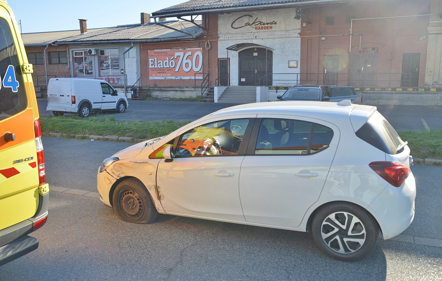 Felborította a Suzukit egy figyelmetlenül megforduló sofőr Opelja Szombathelyen - ismeretlenek a kerekeire állították az autót a rendőrség kiérkezése előtt