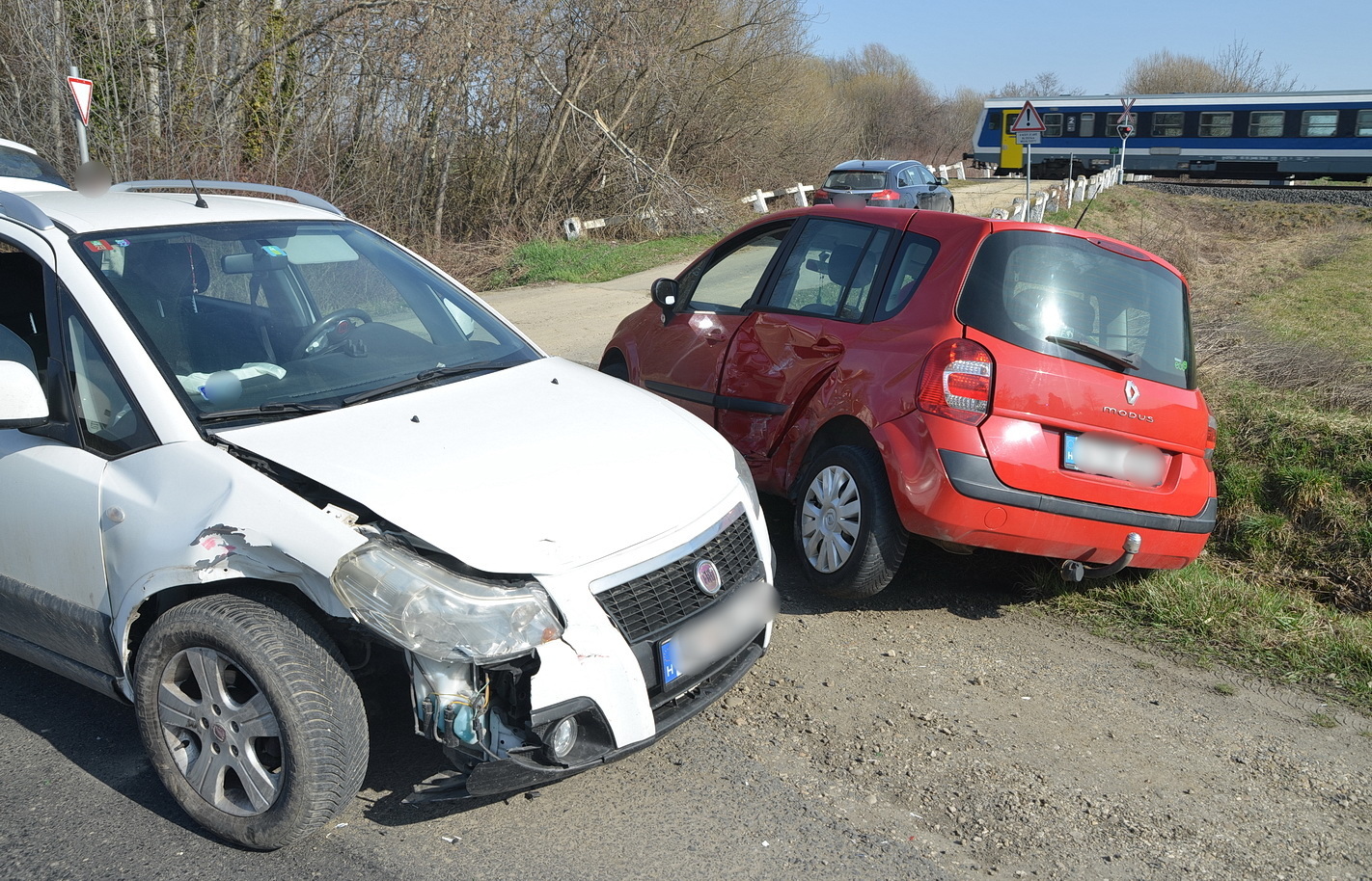 Előzésben lévő utánfutós Fiat elé kanyarodott egy Renault Lukácsháza határában, a 87-es főúton