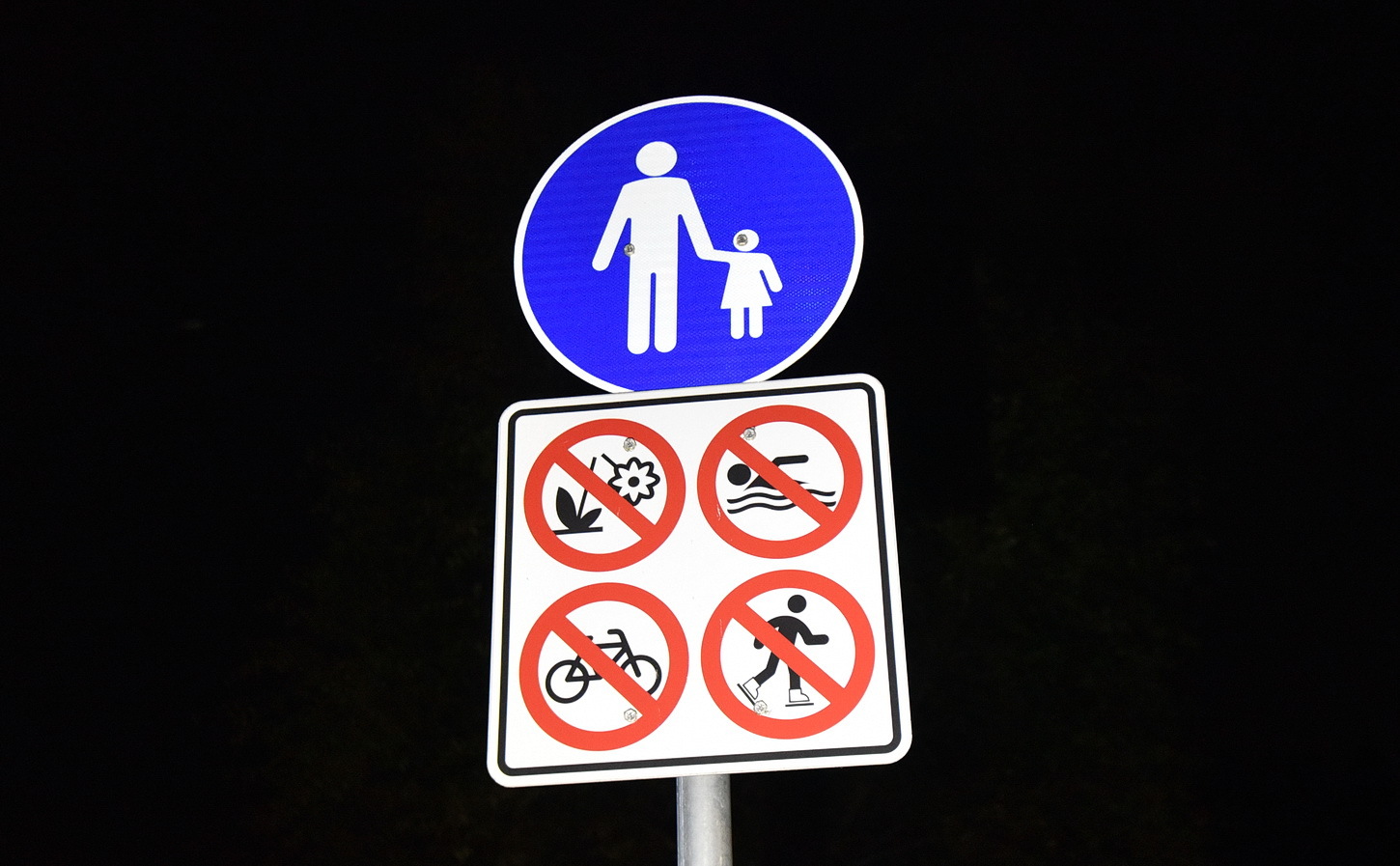 A gyalogúton tilos járművel közlekedni