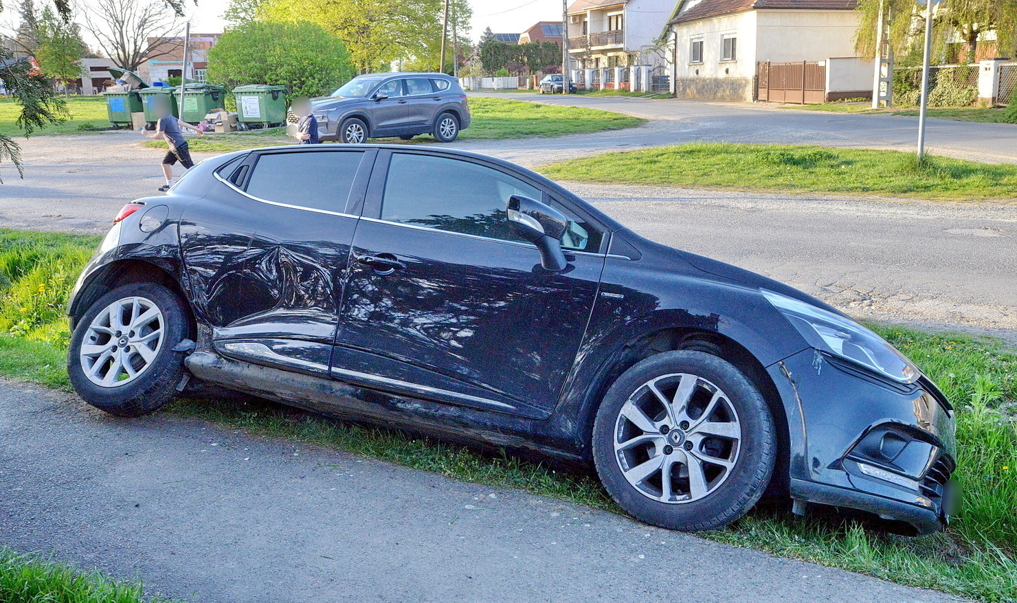 Nem állt meg a STOP-táblánál - árokba pördítette a Renault-t egy Toyota Szombathelyen