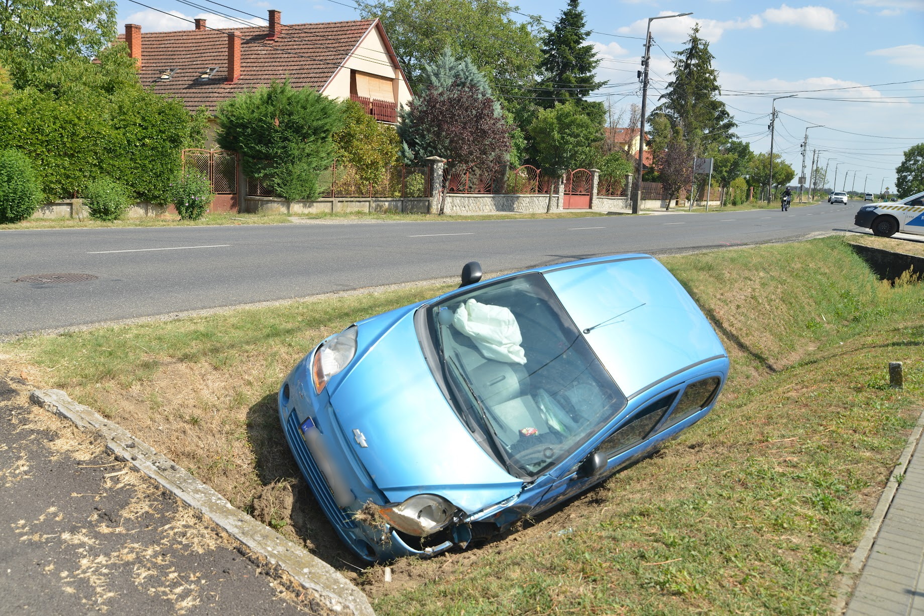 Defektet kapott és árokba hajtott egy Chevrolet a 87-es főúton, Lukácsházán