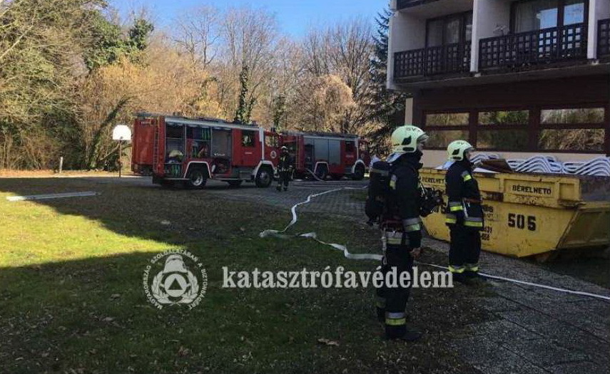 Tűzoltók gyakorlatoztak egy sárvári szállodában