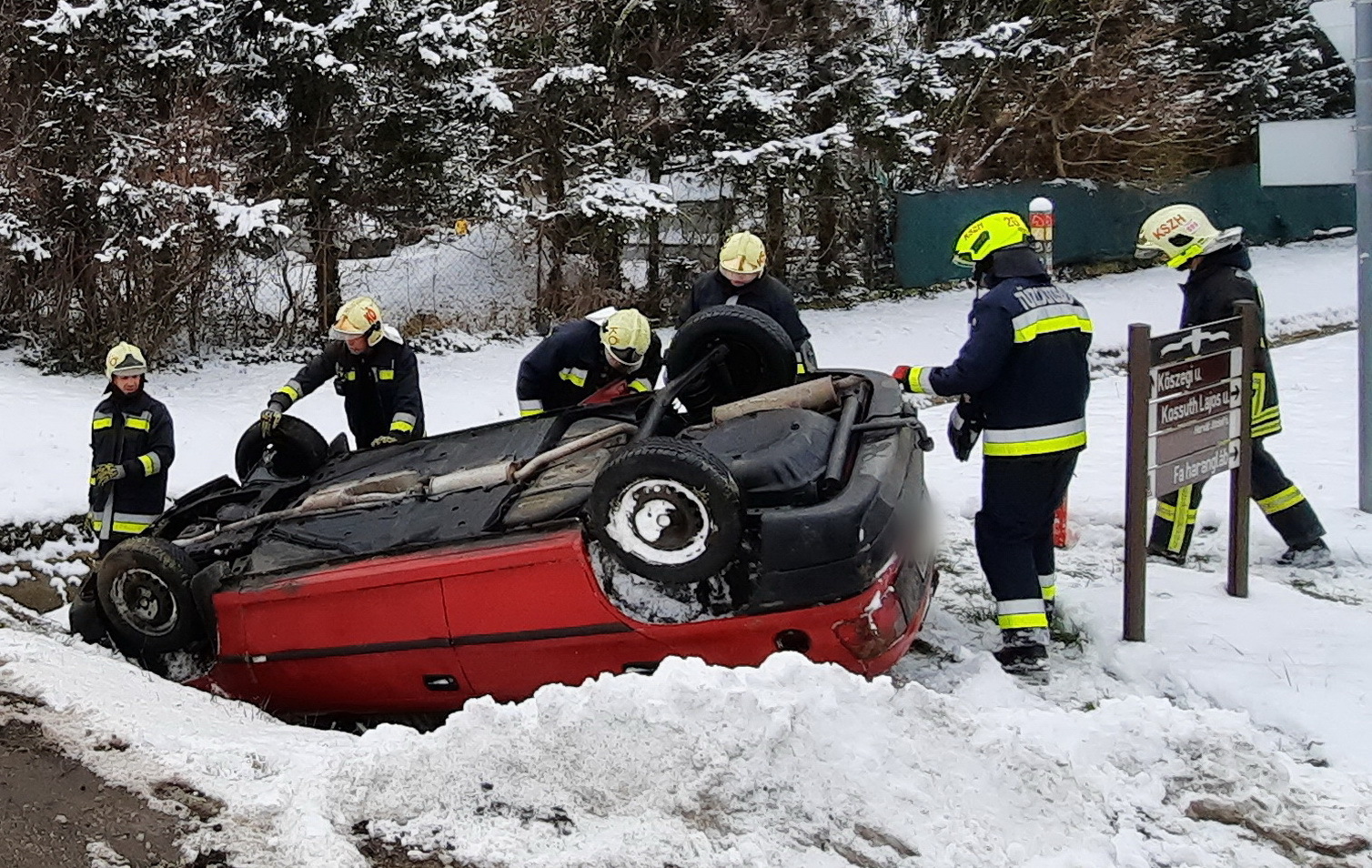 Árokba borult egy Opel Lukácsháza határában Fotó: Tóth Huba, Kőszegszerdahelyi ÖTPE