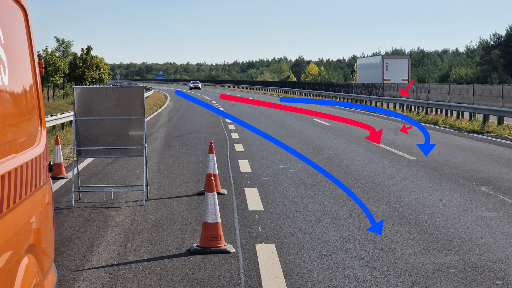 A külső sávban érkező autó vezetője előzékenyen sávot akart váltani, hogy az autóútra érkező gépkocsi besorolhasson, de figyelmetlensége miatt a belső sávban érkező elé került, aki emiatt balesetet szenvedett