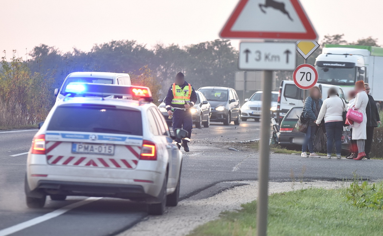 Renault és Suzuki ütközött a 86-os főúton, Petőfi-telepnél