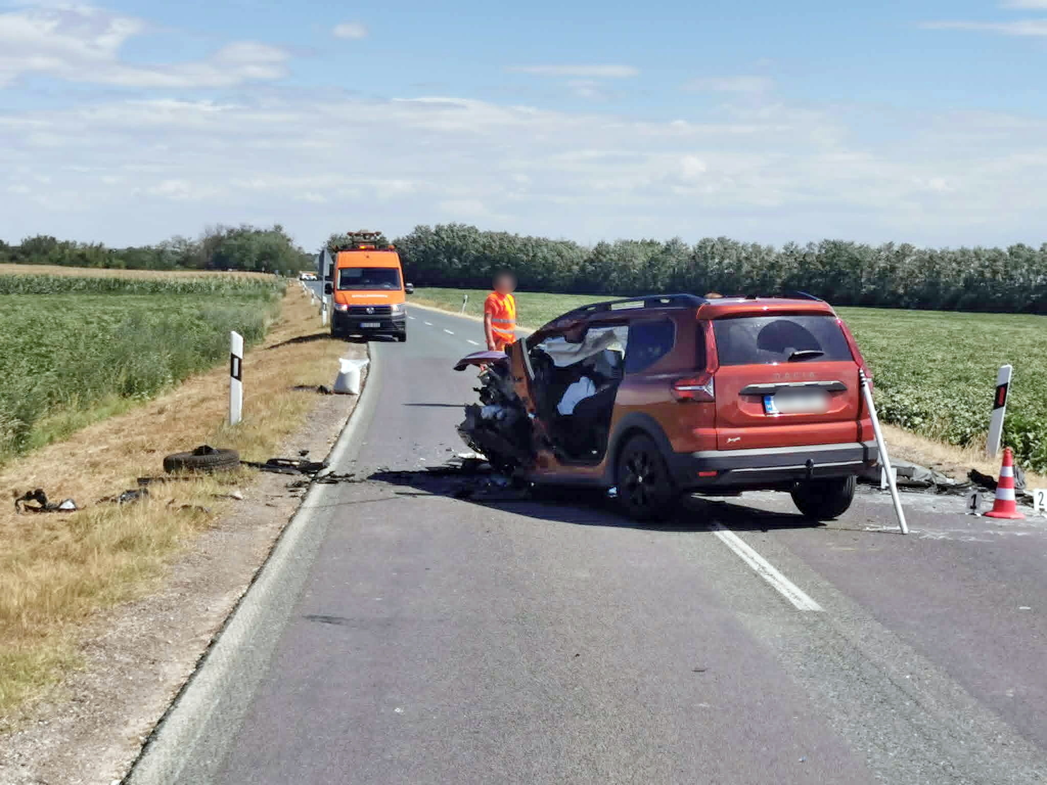 Meghalt a roncsból kiszabadított sofőr - Dacia tért át a szemközti sávba Meghalt a roncsból kiszabadított sofőr - Dacia tért át a szemközti sávba