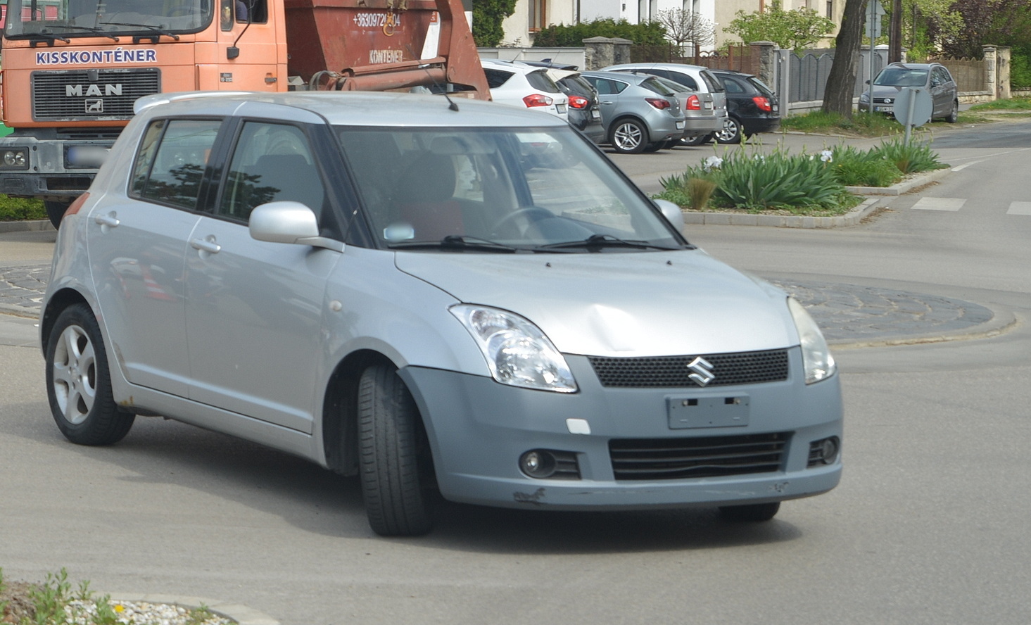 Elektromos rolleres férfit ütött el egy Suzuki a szombathelyi Markusovszky kórháznál lévő  körforgalomban