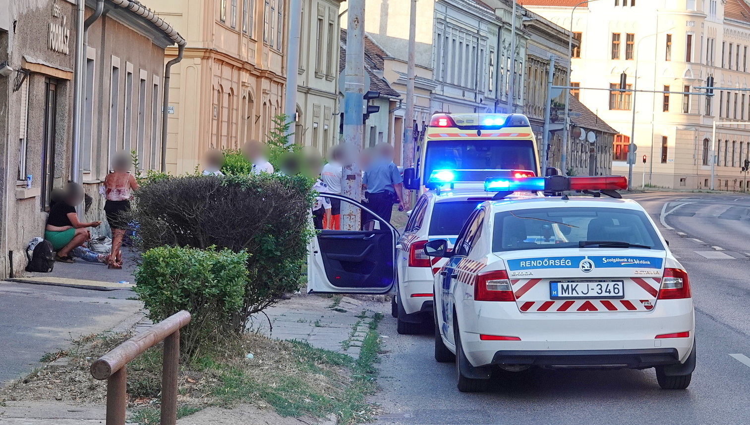 Szerelemféltés miatt fröcskölhetett a vér egy szombathelyi utcán - több embert elszállítottak a helyszínről