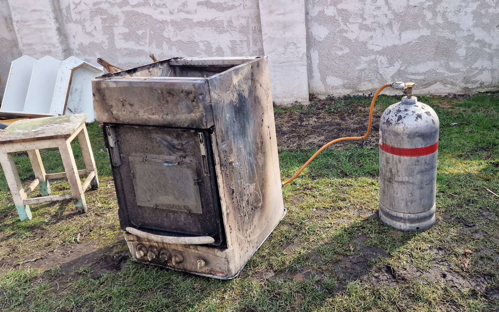 A tűzoltók egy gázpalackot is kihoztak az épületből