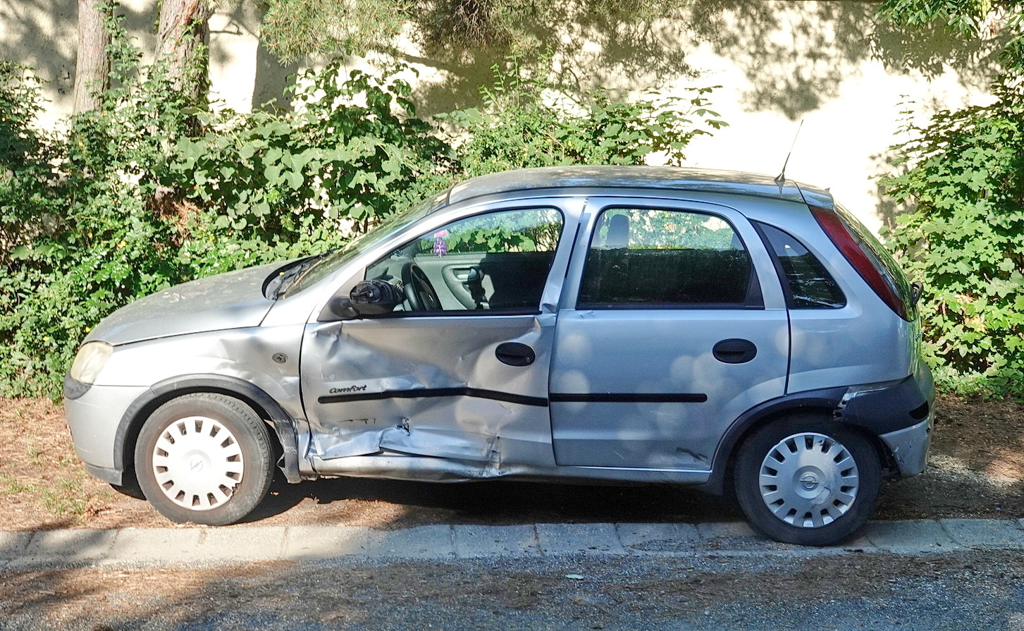 Smart ütközött Opel oldalának egyenrangú útkereszteződésben, Szombathelyen