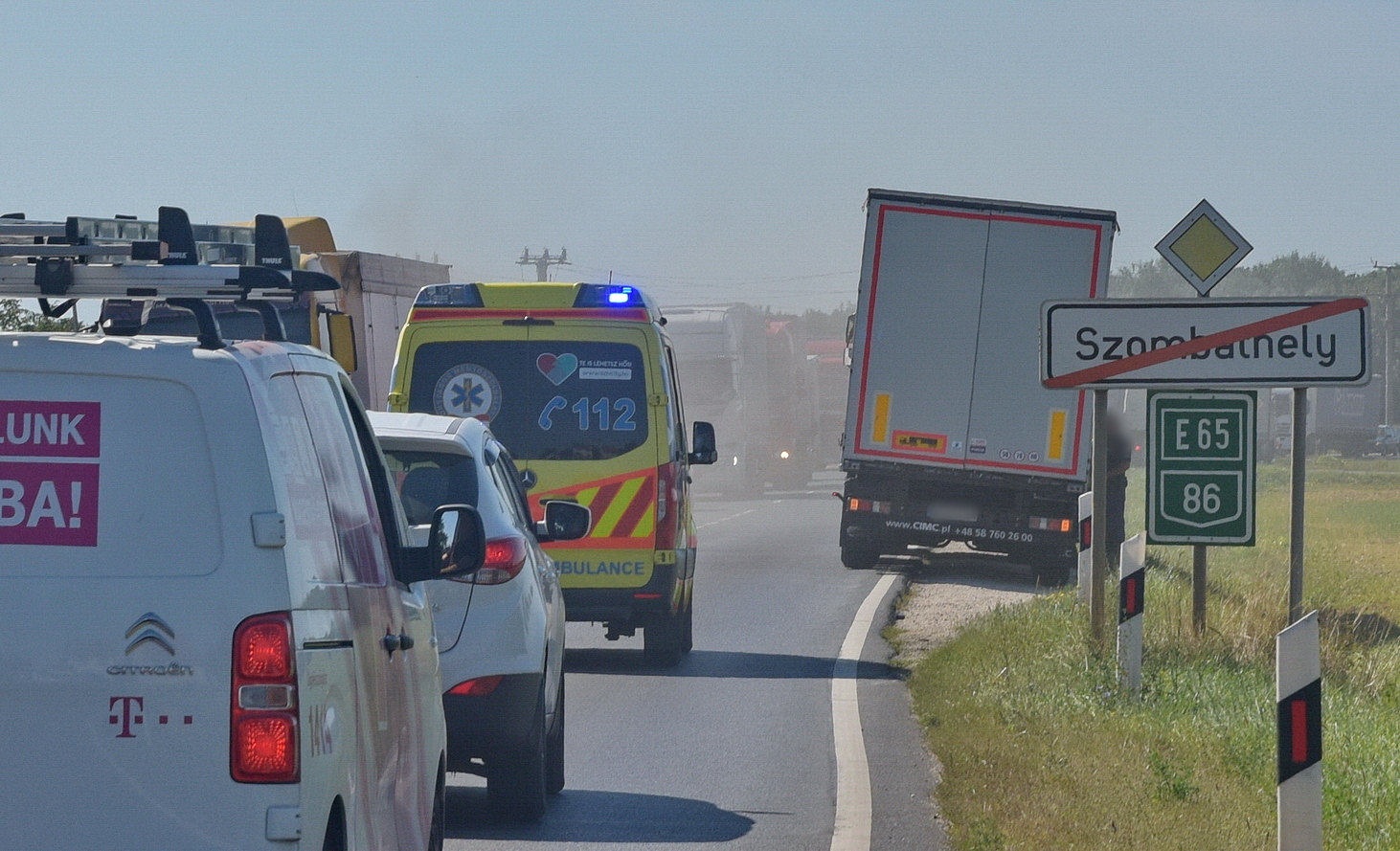 A személyautó utasa megsérült,a  mentők kórházba szállították