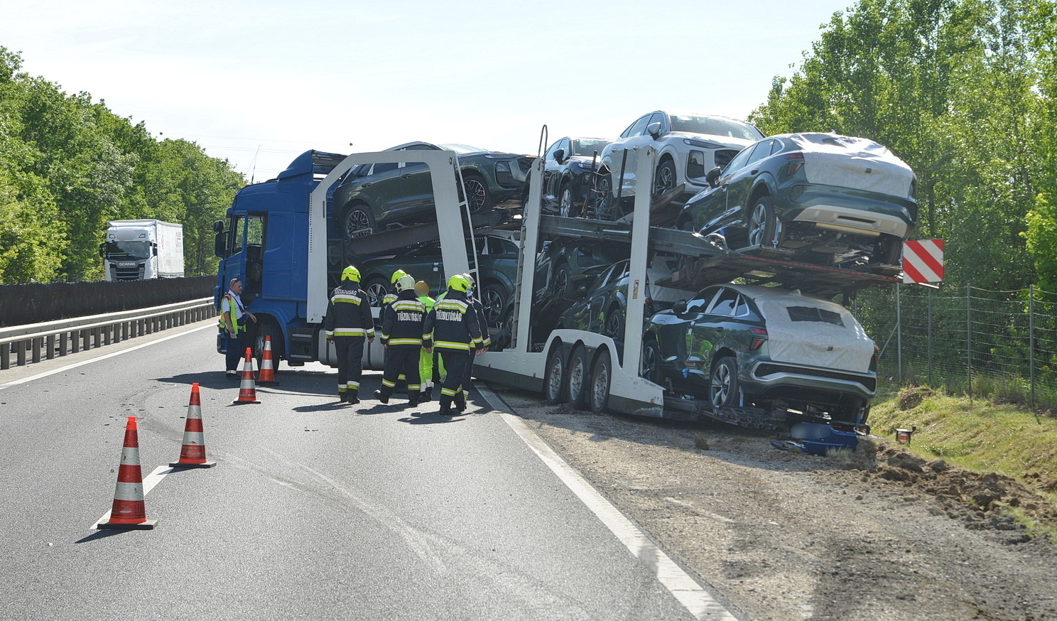 Kamionbaleset az M86-os autóúton - Előzésben lévő Scania autószállító ütközött Volvo kamionnak, majd szalagkorlátnak Szombathely közelében