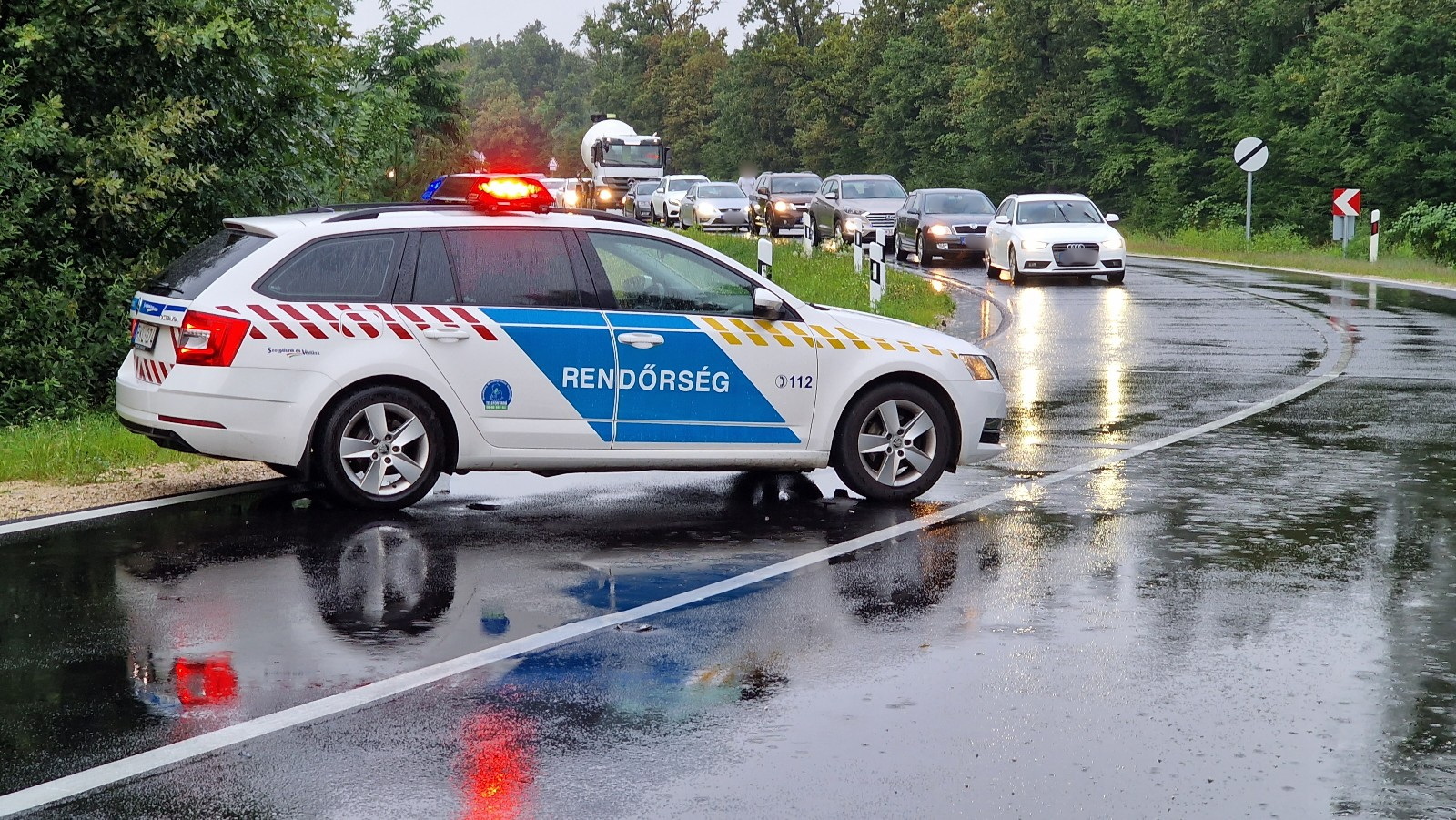 Kifogott az S-kanyar a sofőrön - BMW csapódott KIÁ-ba a 86-os főúton