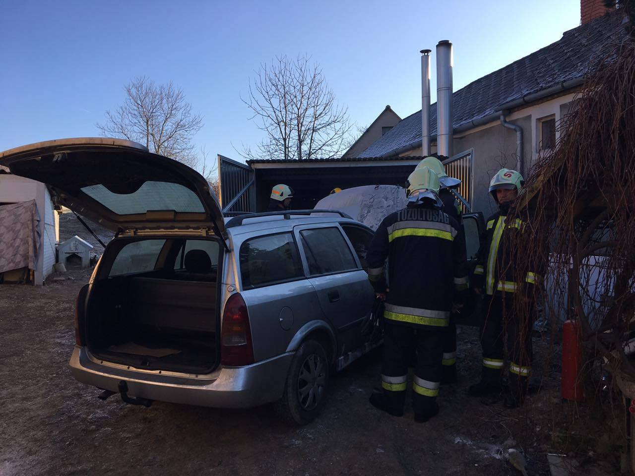 Bögötén gyulladt ki egy járó motorú Opel