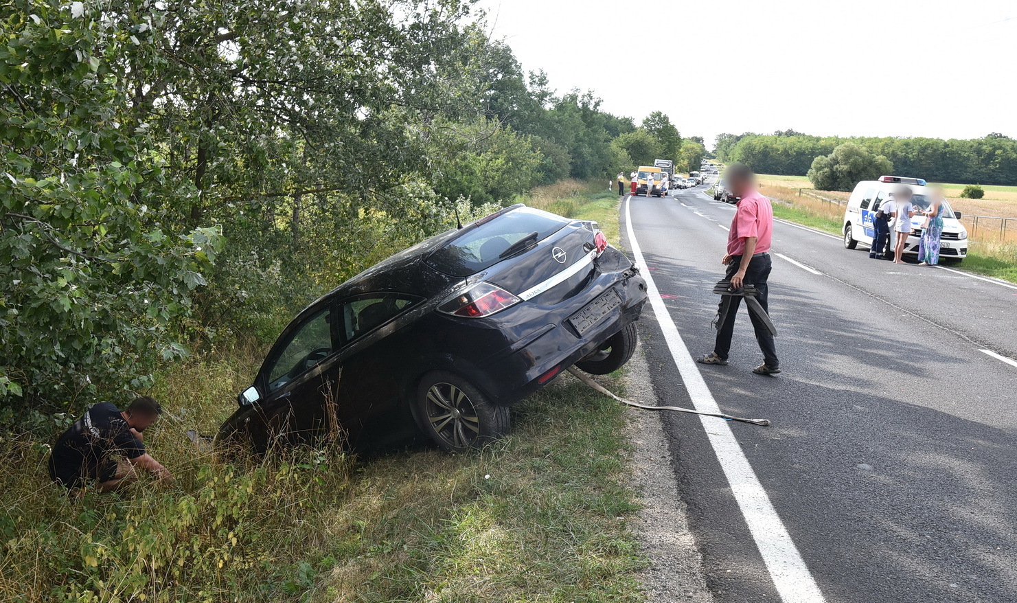 Az Opel az árokban kötött ki