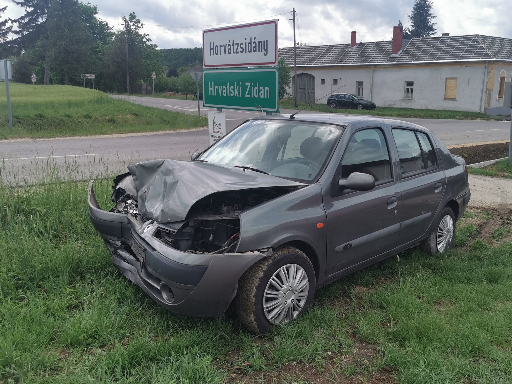 Kamion elé sodródott egy Renault Horvátzsidányban - a képen a már félretolt jármű látható