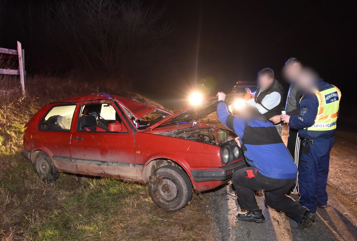 Felborult a Volkswagen - megúszták az utasok Kőszeg közelében 1.