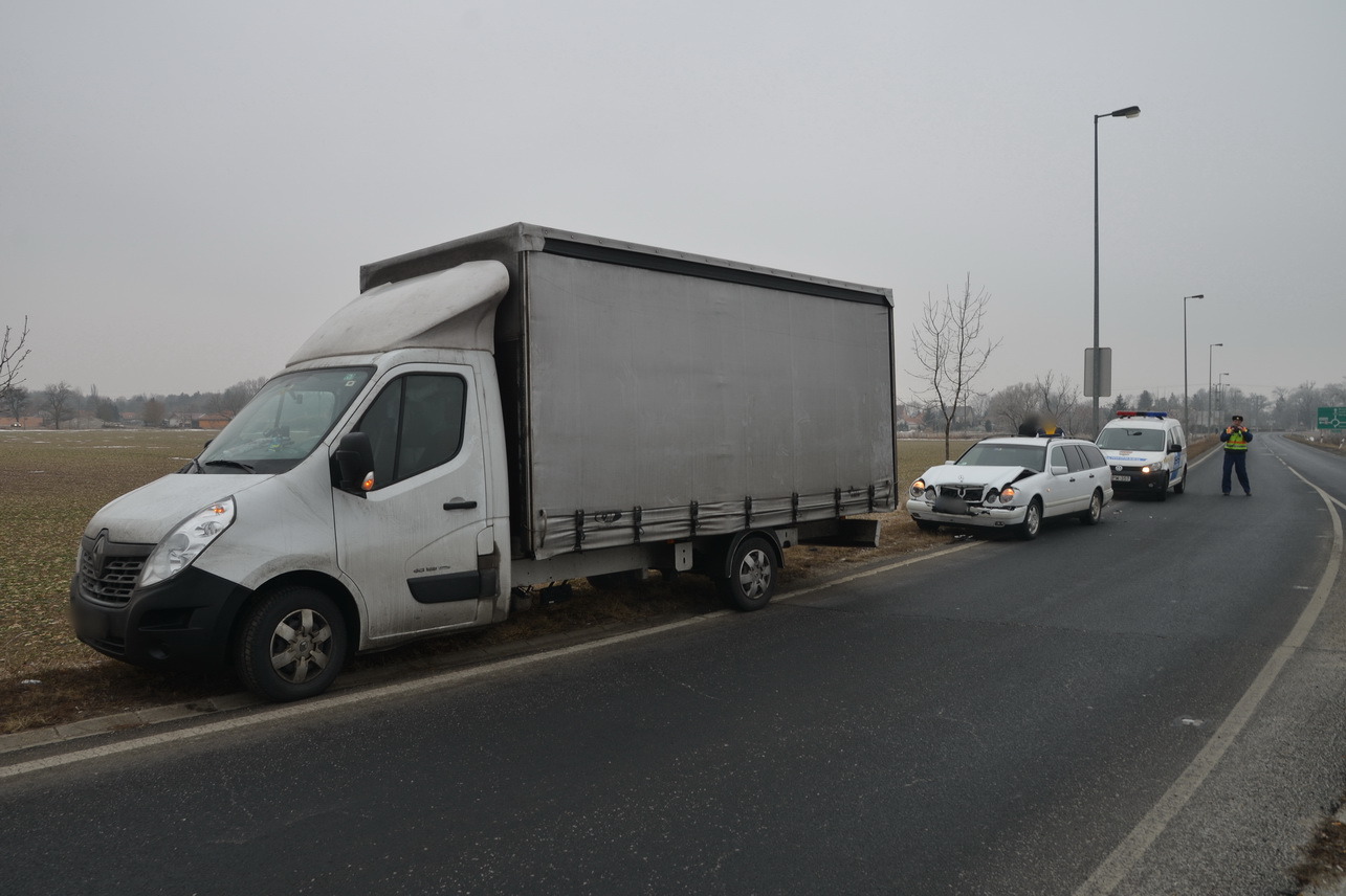 Kisteherautónak hajtott egy Mercedes a 89-es főúton Szombathely határában