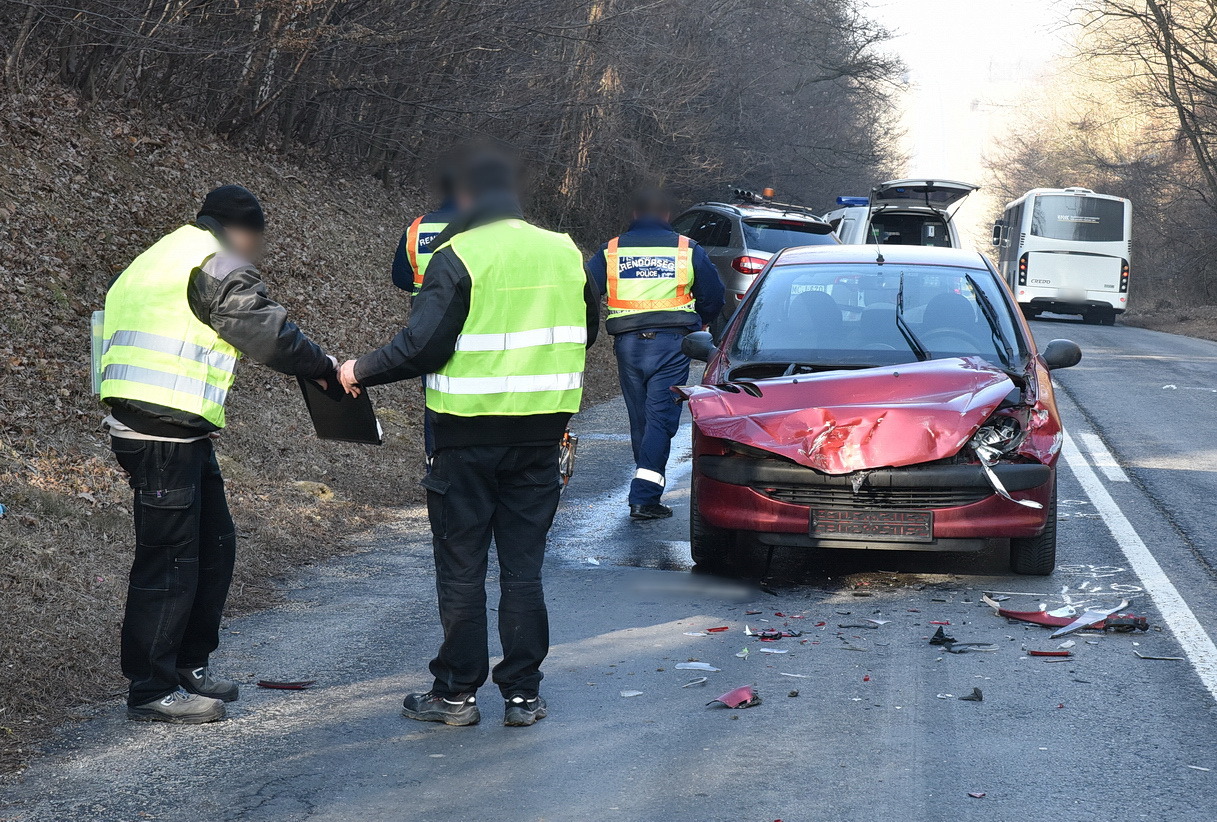 Teherautóba rohant egy Peugeot Tömörd közelében