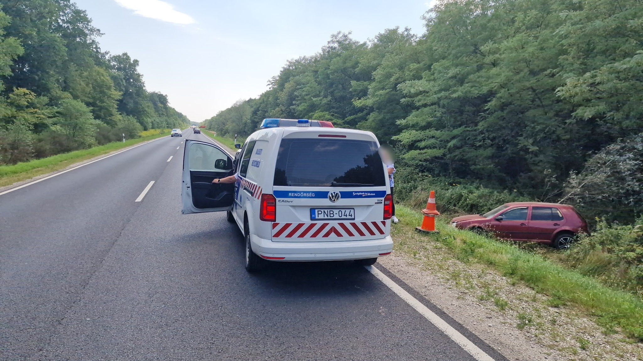 Lesodródott a 86-osról és fát döntött egy Volkswagen Nádasd közelében