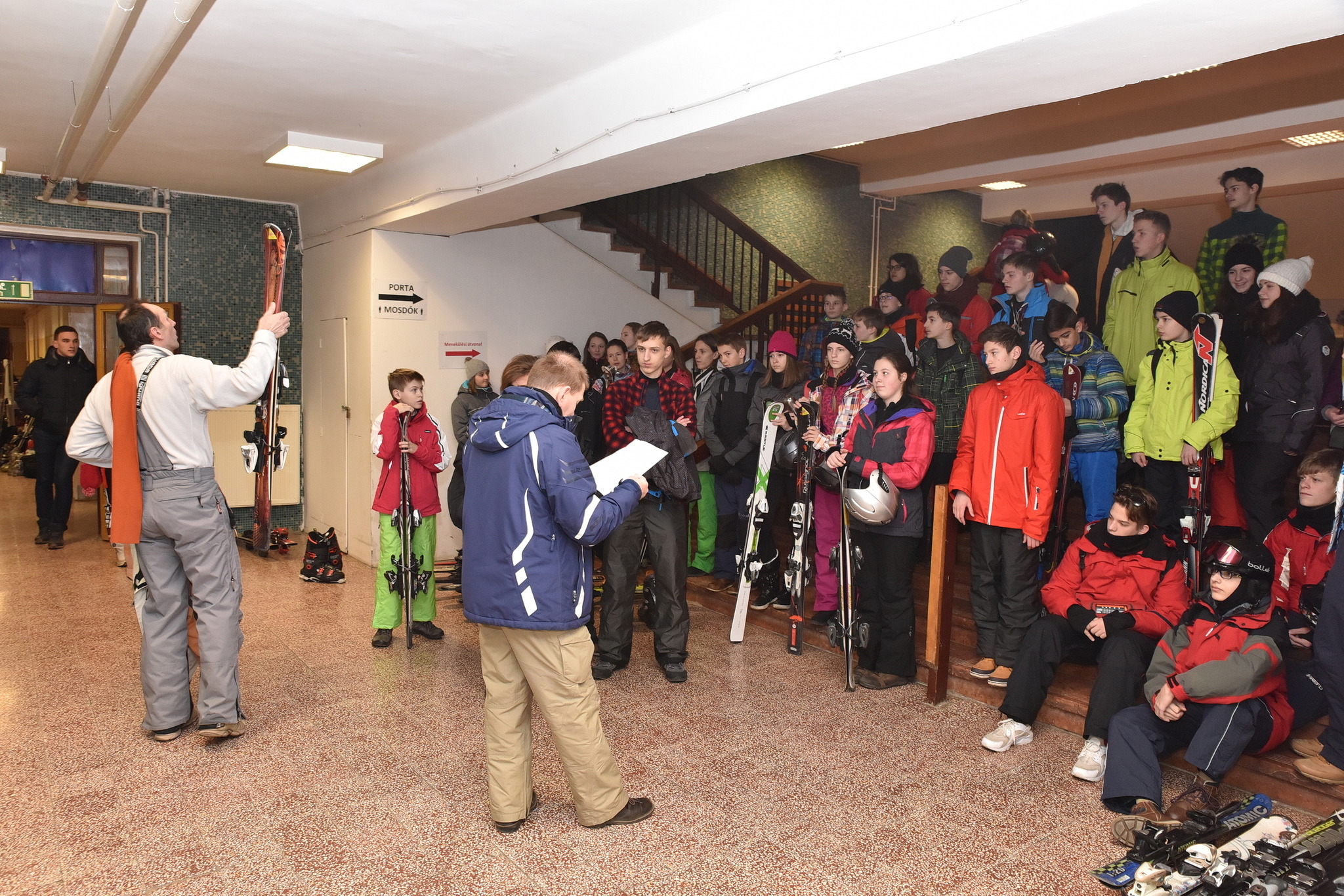 A buszon be kell kapcsolni a biztonsági öveket - hangzott el a hajnali tájékoztatón