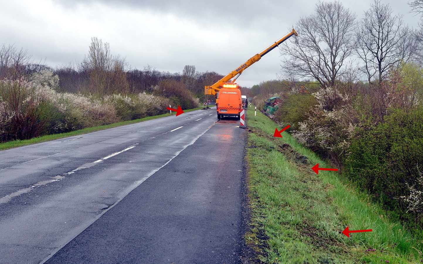 Faaprítóval borult le a töltésen egy traktor a 84-es főúton, Nemeskeresztúr közelében